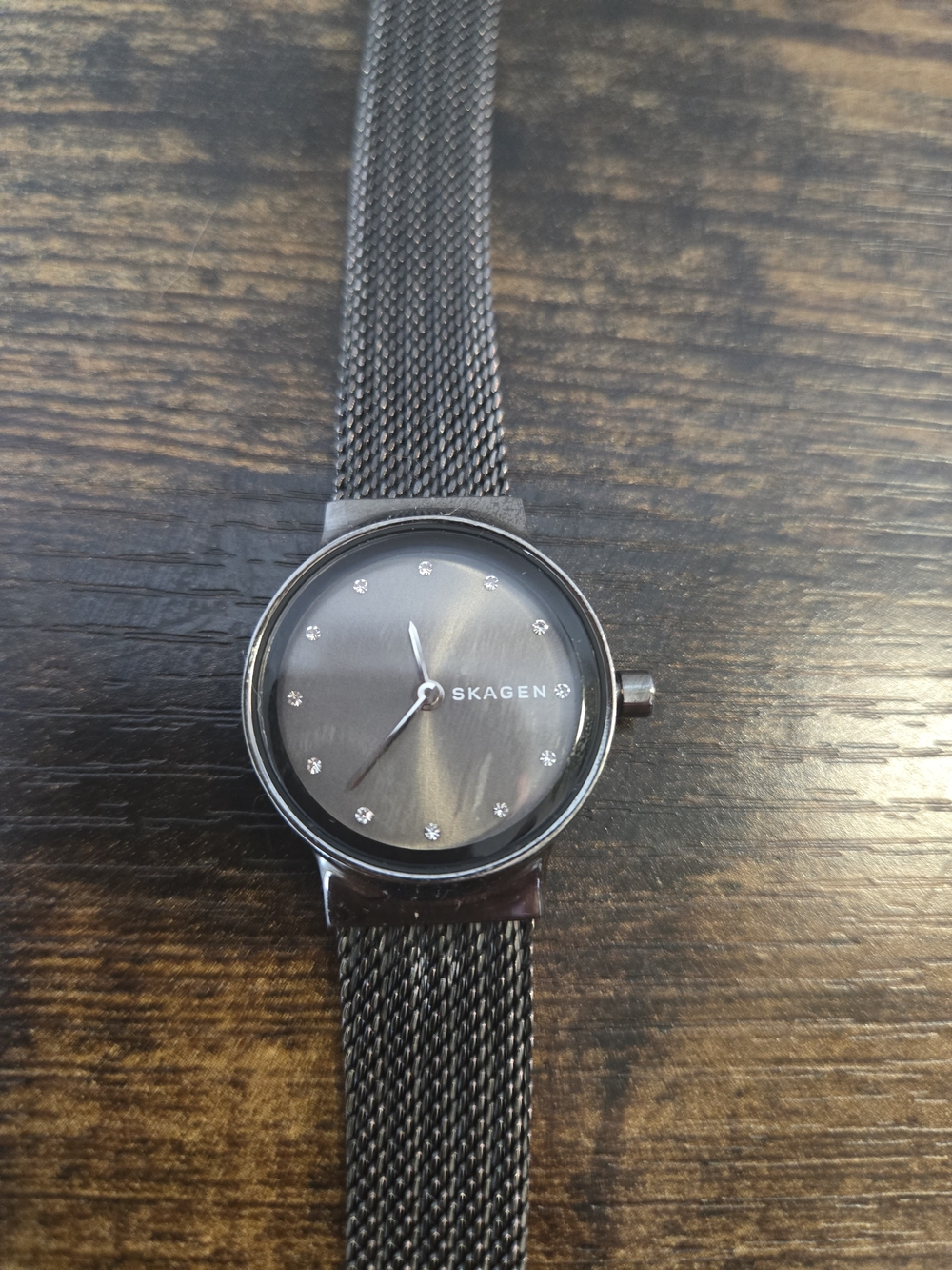 Sleek Mesh Watch with Diamond Crystal Markers